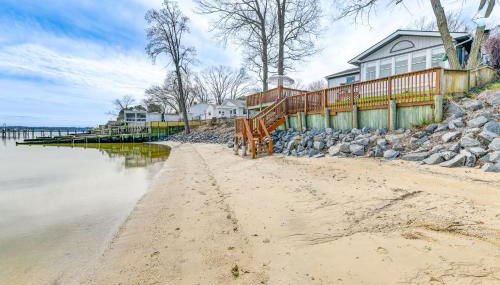 Riverfront Colonial Beach Home with Private Beach! - Foto 2