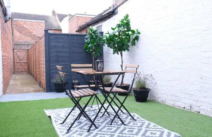 Lovely 2 Bed Apartment w Garden near Northampton - Photo 16