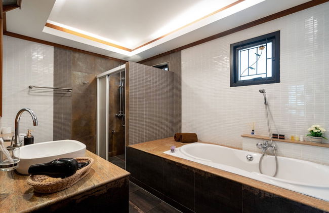 Bright Luxury Villa W Garden Pool & Sauna - Photo 23