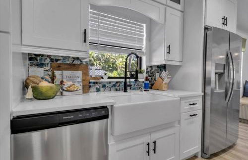 Tropical Oasis, 5 Mins to Beach - Foto 8