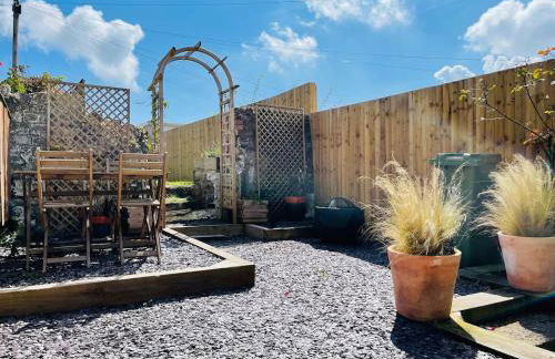HOT TUB - Miners Cottage - edge of Brecon Beacons National Park - Heritage Town - Foto 13