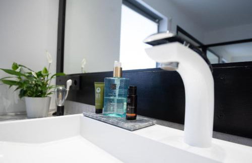 CASA8070 - Exklusive große Maisonette-Wohnung 91 qm für Familien, Gruppen, Geschäftsreisende, inklusive Parkplatz, WLAN, Kaffee und Tee, voll ausgestattet für 1 bis 9 Personen, zentrumsnah an der Autobahn A9 Ingolstadt-Süd - Photo 26