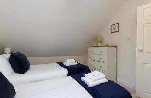 Spacious Coastal Family Home Sleeps 8 - Photo 25