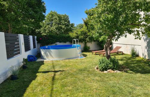 Vacation house with private pool and yard - Photo 17