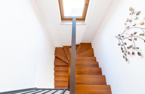 Villa atop the village with stunning view - Foto 29