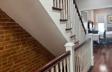 Classy Victorian Brownstone Subway Shopping - Photo 20