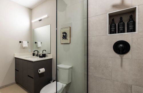 Luxury Downtown King Bed, Rooftop Pool - Photo 46