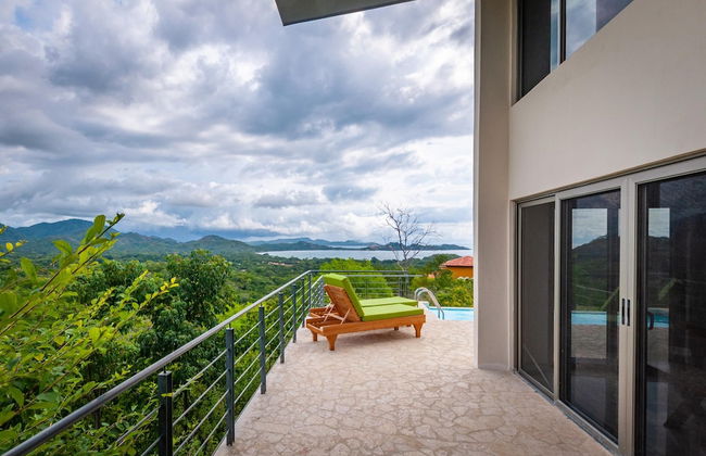 Modern Hillside Home with Sleek Interiors and Panoramic Poolside Views - Foto 11