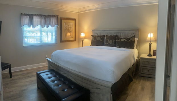 Smoky Mountains 101 2BD Condo with Fireplace and Private Balcony by RedAwning - Foto 3, Habitación