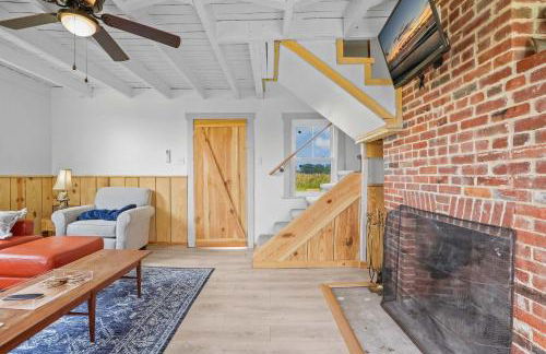 Charming 2BR with Fire Pit on Farm - 10 Min to Wharf - Foto 14