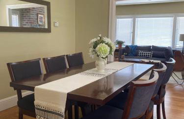 Cozy Sunfilled House with Deck Patio Garden - Foto 14