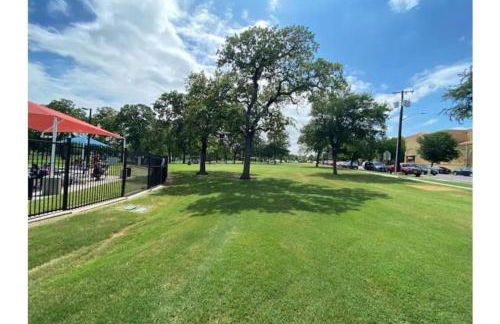 StockYards! Walk 3 Blocks-Ranch House sleeps 8 - Foto 59