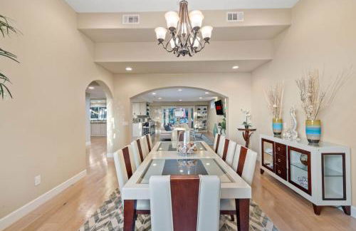 Oceanview Luxe Retreat with Rooftop - Foto 39