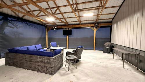 Cozy Wood-Interior Lodge with Screened Patio, Fire-Pit Table, Grill & Fast WiFi in Goreville, Illinois - Foto 2