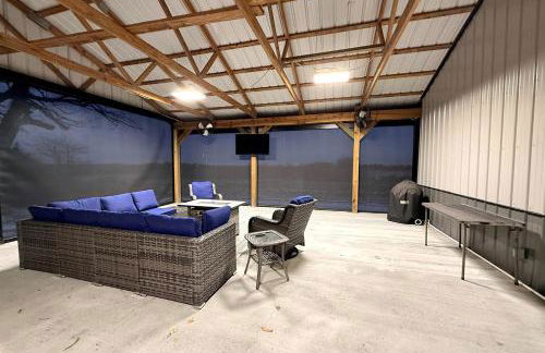 Cozy Wood-Interior Lodge with Screened Patio, Fire-Pit Table, Grill & Fast WiFi in Goreville, Illinois - Photo 2