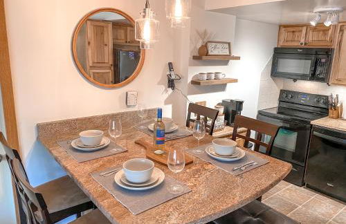 Ski-In Ski-out Luxury Condo with Hot Tub and pools - Foto 2