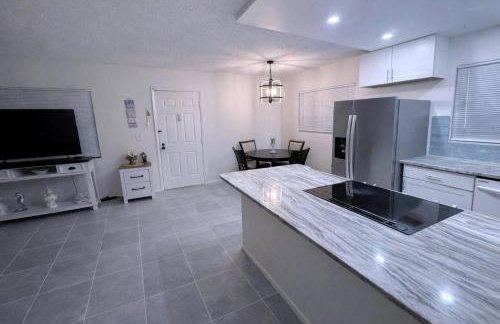 Cozy and Costal 10 Min to Beach Pool, Sauna, Pool table - Foto 5