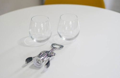 Retro Retreat: 1br home w/ WFH desk, livingroom, and fire pit - Foto 44