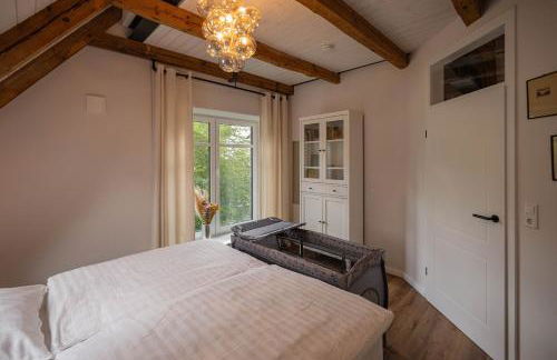 Traumhafte Ferienwohnung am Park, großer Balkon, voll ausgestattete Küche, Schreibtisch, WiFi, Smart TV, Carport, Wallbox, Fahrräder - Foto 14