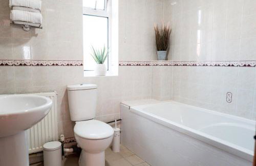 The Bird's Nest by Sheppey Stays- Pet Friendly Cozy Coastal Escape - Sleeps 6 with Parking - Great Rates for Long Stays - Photo 4