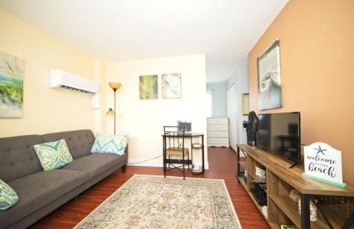 Cozy Canaveral Beach Condo! Next to NASA Launch Site - Foto 9