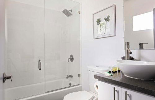 Experience Luxury 4BR Townhouse Sleeps 8 with Parking - Foto 20