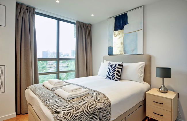 Upscale Two-bedroom Home in a Brutalist Setting - Foto 9