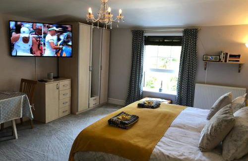 Little Gem with Private Hot Tub - Up to 25 percent off ferry - Foto 12