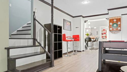 Luxe Suite with Pool Table, King Bed, 3 TVs, & Free Parking - Foto 4, Game Room