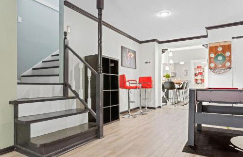 Luxe Suite with Pool Table, King Bed, 3 TVs, & Free Parking - Foto 4