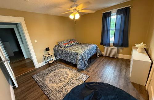 Cozy Urban Retreat - Photo 11