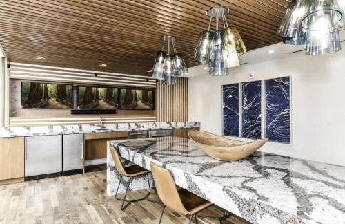 Comfy 2BR Oasis with Scenic Rooftop & Gym - Foto 28