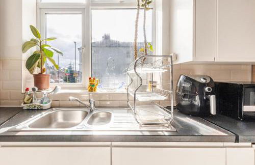 Group Friendly 2 Bed 2 Bath FREE PARKING for 2 Large Vans or up to 4 Cars Zone 2 Sleeps 10 Close to Central London and Zone 2 tube station - Photo 7