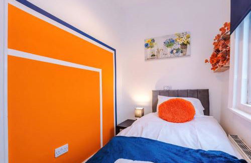 4 Bedroom House in Walkden with Free Parking, by Short Term Digs Short Lets & Serviced Accommodation - Foto 47