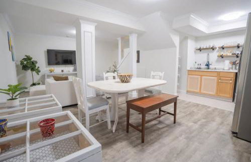 6 Min to North Hills - Private deck - In Unit Washer and Dryer - Foto 7