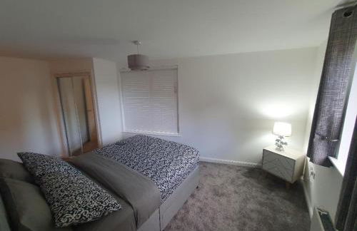 Two Bedroom En-Suite Modern Apartment Urquhart Road , Beach Area -Free Parking - Photo 2