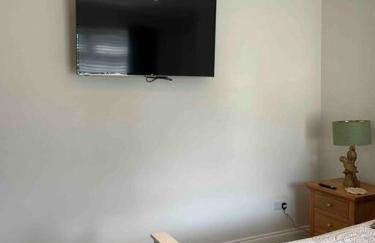 Lovely 2 bed apartment with hot tub log burner and off street parking - Foto 16