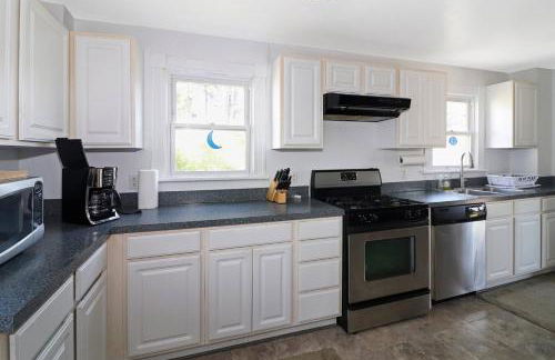 Blue Moon - Pet friendly and great location! - Photo 11