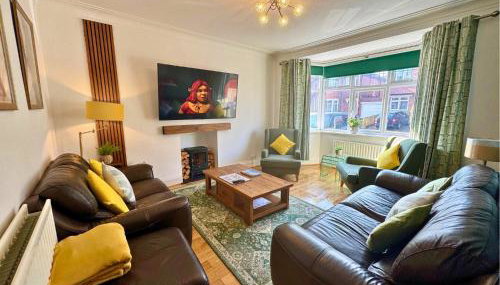 Private All-Weather Hot Tub House, Fire Pit, Free Parking, Near City Centre, Freeman Hospital, Great Transport Links - Photo 4