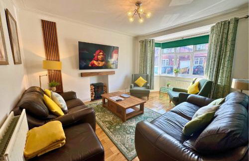Private All-Weather Hot Tub House, Fire Pit, Free Parking, Near City Centre, Freeman Hospital, Great Transport Links - Foto 4