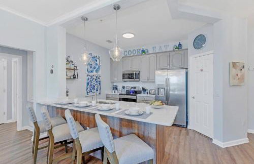 Top floor condo with view of lake, pool and fireworks! Next to Convention Center! - Foto 24