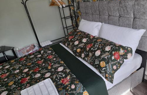 Cosy and Private with 55"TV and Dedicated Toilet Shower Space - Foto 22