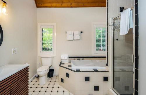 Stunning 4BR Retreat, Deck, Ping Pong, Near Marina - Foto 35