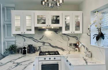 Cotswold Chic Retreats "Cloud Nine" Central Chipping Campden-Parking-Garden - Photo 9