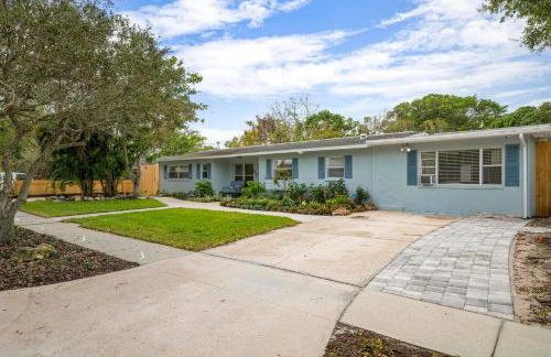 Coastal Vibes! Tropical heated pool home short drive to the beach - Foto 35