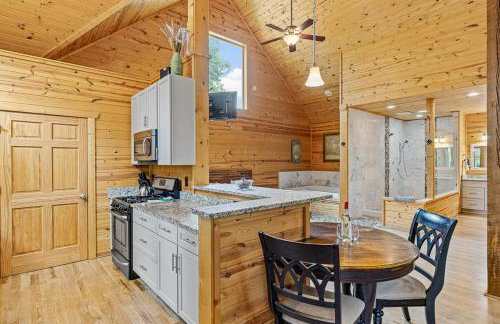 Cabin For Two Near Helen w Spa Amenities - Foto 20