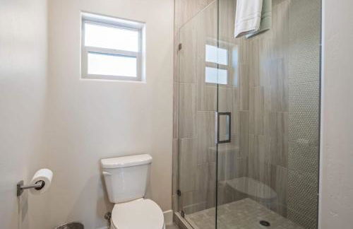 Timber & Tin H 2Bed 2Bath w Pool & Rooftop Deck - Foto 32