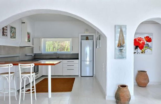 Stunning Villa With Panoramic View - Photo 9