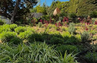 Marbella Bliss - Luxury 4-Bedroom VILLA with Garden, Private POOL & Jacuzzi, Marbesa near- 5 min to the Cabopino Beach - Photo 8