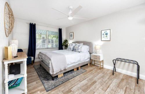 1 Block to Downtown - 7 min to beach - King bed & Free parking - Foto 18